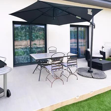 Petite Maison - Annexe Independante D'une / Independent Within A